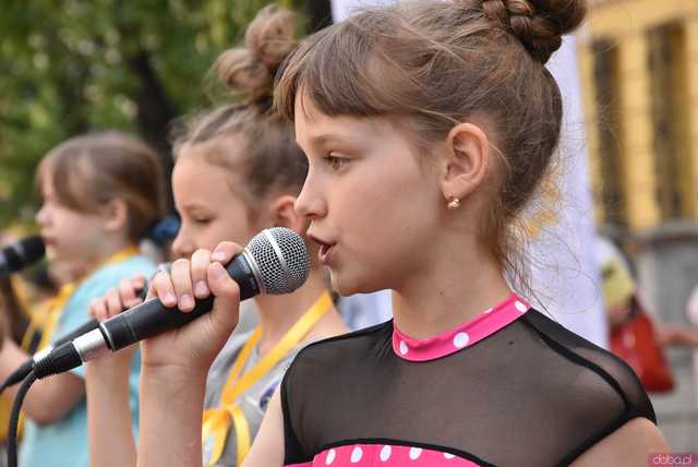 [WIDEO/FOTO] Żółty Marsz Nadziei okrążył świdnicki rynek na zwieńczenie VI edycji Pól Nadziei. Okrągły jubileusz obchodziło TPC Hospicjum