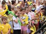[WIDEO/FOTO] Żółty Marsz Nadziei okrążył świdnicki rynek na zwieńczenie VI edycji Pól Nadziei. Okrągły jubileusz obchodziło TPC Hospicjum