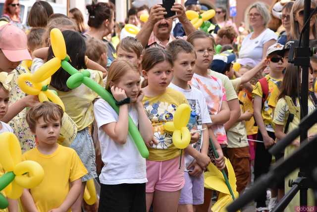 [WIDEO/FOTO] Żółty Marsz Nadziei okrążył świdnicki rynek na zwieńczenie VI edycji Pól Nadziei. Okrągły jubileusz obchodziło TPC Hospicjum