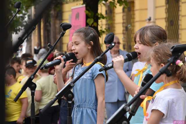 [WIDEO/FOTO] Żółty Marsz Nadziei okrążył świdnicki rynek na zwieńczenie VI edycji Pól Nadziei. Okrągły jubileusz obchodziło TPC Hospicjum