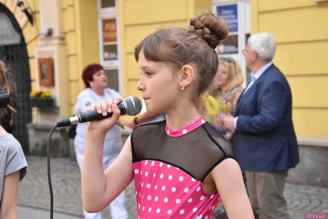 [WIDEO/FOTO] Żółty Marsz Nadziei okrążył świdnicki rynek na zwieńczenie VI edycji Pól Nadziei. Okrągły jubileusz obchodziło TPC Hospicjum