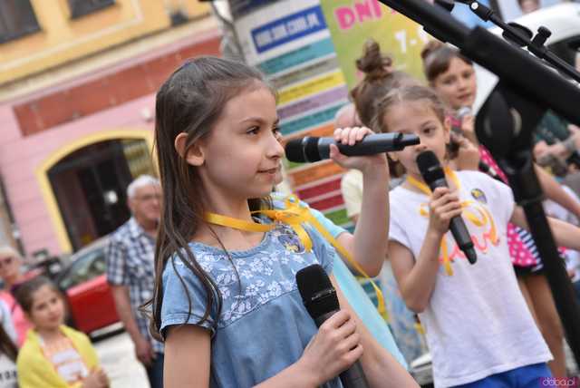 [WIDEO/FOTO] Żółty Marsz Nadziei okrążył świdnicki rynek na zwieńczenie VI edycji Pól Nadziei. Okrągły jubileusz obchodziło TPC Hospicjum