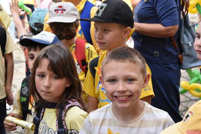 [WIDEO/FOTO] Żółty Marsz Nadziei okrążył świdnicki rynek na zwieńczenie VI edycji Pól Nadziei. Okrągły jubileusz obchodziło TPC Hospicjum