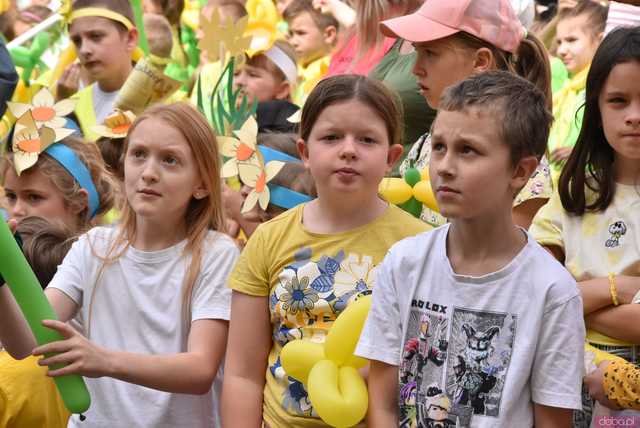 [WIDEO/FOTO] Żółty Marsz Nadziei okrążył świdnicki rynek na zwieńczenie VI edycji Pól Nadziei. Okrągły jubileusz obchodziło TPC Hospicjum