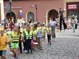 [WIDEO/FOTO] Żółty Marsz Nadziei okrążył świdnicki rynek na zwieńczenie VI edycji Pól Nadziei. Okrągły jubileusz obchodziło TPC Hospicjum