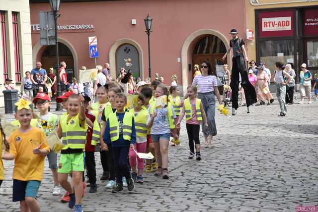 [WIDEO/FOTO] Żółty Marsz Nadziei okrążył świdnicki rynek na zwieńczenie VI edycji Pól Nadziei. Okrągły jubileusz obchodziło TPC Hospicjum