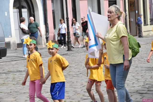 [WIDEO/FOTO] Żółty Marsz Nadziei okrążył świdnicki rynek na zwieńczenie VI edycji Pól Nadziei. Okrągły jubileusz obchodziło TPC Hospicjum