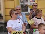[WIDEO/FOTO] Żółty Marsz Nadziei okrążył świdnicki rynek na zwieńczenie VI edycji Pól Nadziei. Okrągły jubileusz obchodziło TPC Hospicjum
