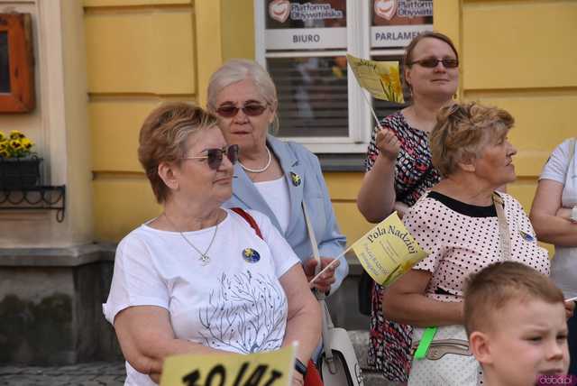 [WIDEO/FOTO] Żółty Marsz Nadziei okrążył świdnicki rynek na zwieńczenie VI edycji Pól Nadziei. Okrągły jubileusz obchodziło TPC Hospicjum