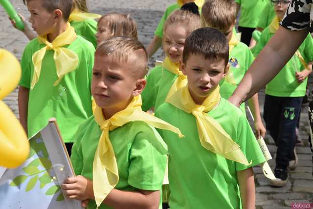 [WIDEO/FOTO] Żółty Marsz Nadziei okrążył świdnicki rynek na zwieńczenie VI edycji Pól Nadziei. Okrągły jubileusz obchodziło TPC Hospicjum