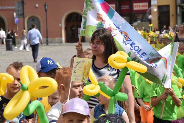 [WIDEO/FOTO] Żółty Marsz Nadziei okrążył świdnicki rynek na zwieńczenie VI edycji Pól Nadziei. Okrągły jubileusz obchodziło TPC Hospicjum
