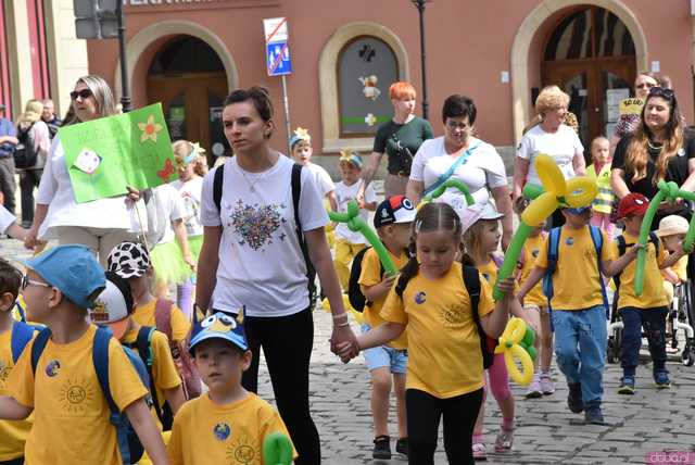 [WIDEO/FOTO] Żółty Marsz Nadziei okrążył świdnicki rynek na zwieńczenie VI edycji Pól Nadziei. Okrągły jubileusz obchodziło TPC Hospicjum