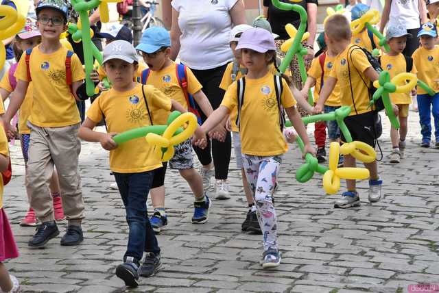 [WIDEO/FOTO] Żółty Marsz Nadziei okrążył świdnicki rynek na zwieńczenie VI edycji Pól Nadziei. Okrągły jubileusz obchodziło TPC Hospicjum