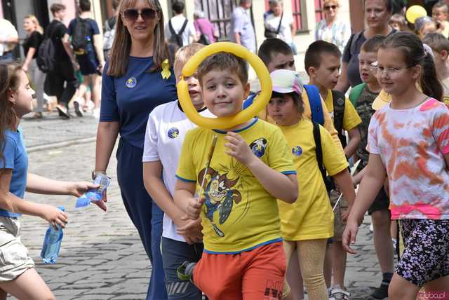 [WIDEO/FOTO] Żółty Marsz Nadziei okrążył świdnicki rynek na zwieńczenie VI edycji Pól Nadziei. Okrągły jubileusz obchodziło TPC Hospicjum