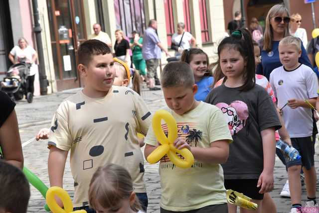 [WIDEO/FOTO] Żółty Marsz Nadziei okrążył świdnicki rynek na zwieńczenie VI edycji Pól Nadziei. Okrągły jubileusz obchodziło TPC Hospicjum