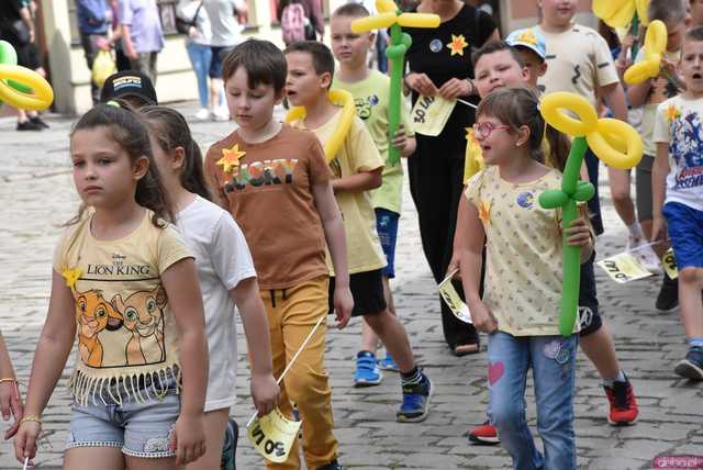 [WIDEO/FOTO] Żółty Marsz Nadziei okrążył świdnicki rynek na zwieńczenie VI edycji Pól Nadziei. Okrągły jubileusz obchodziło TPC Hospicjum