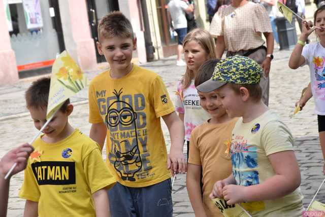 [WIDEO/FOTO] Żółty Marsz Nadziei okrążył świdnicki rynek na zwieńczenie VI edycji Pól Nadziei. Okrągły jubileusz obchodziło TPC Hospicjum