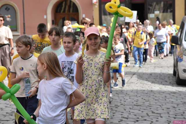 [WIDEO/FOTO] Żółty Marsz Nadziei okrążył świdnicki rynek na zwieńczenie VI edycji Pól Nadziei. Okrągły jubileusz obchodziło TPC Hospicjum