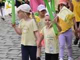 [WIDEO/FOTO] Żółty Marsz Nadziei okrążył świdnicki rynek na zwieńczenie VI edycji Pól Nadziei. Okrągły jubileusz obchodziło TPC Hospicjum