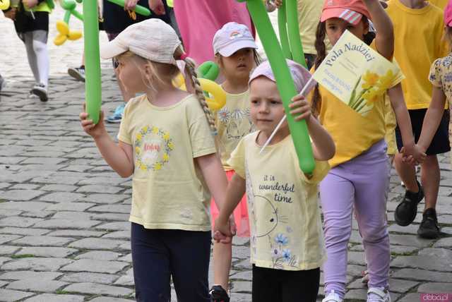 [WIDEO/FOTO] Żółty Marsz Nadziei okrążył świdnicki rynek na zwieńczenie VI edycji Pól Nadziei. Okrągły jubileusz obchodziło TPC Hospicjum