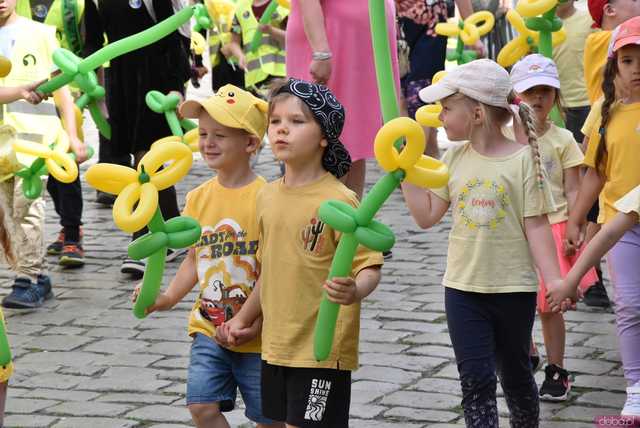 [WIDEO/FOTO] Żółty Marsz Nadziei okrążył świdnicki rynek na zwieńczenie VI edycji Pól Nadziei. Okrągły jubileusz obchodziło TPC Hospicjum