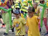 [WIDEO/FOTO] Żółty Marsz Nadziei okrążył świdnicki rynek na zwieńczenie VI edycji Pól Nadziei. Okrągły jubileusz obchodziło TPC Hospicjum