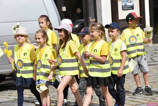 [WIDEO/FOTO] Żółty Marsz Nadziei okrążył świdnicki rynek na zwieńczenie VI edycji Pól Nadziei. Okrągły jubileusz obchodziło TPC Hospicjum