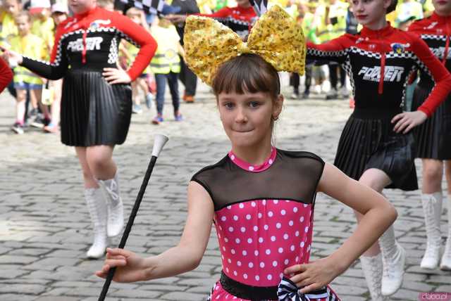 [WIDEO/FOTO] Żółty Marsz Nadziei okrążył świdnicki rynek na zwieńczenie VI edycji Pól Nadziei. Okrągły jubileusz obchodziło TPC Hospicjum