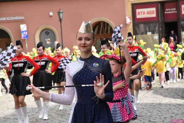 [WIDEO/FOTO] Żółty Marsz Nadziei okrążył świdnicki rynek na zwieńczenie VI edycji Pól Nadziei. Okrągły jubileusz obchodziło TPC Hospicjum
