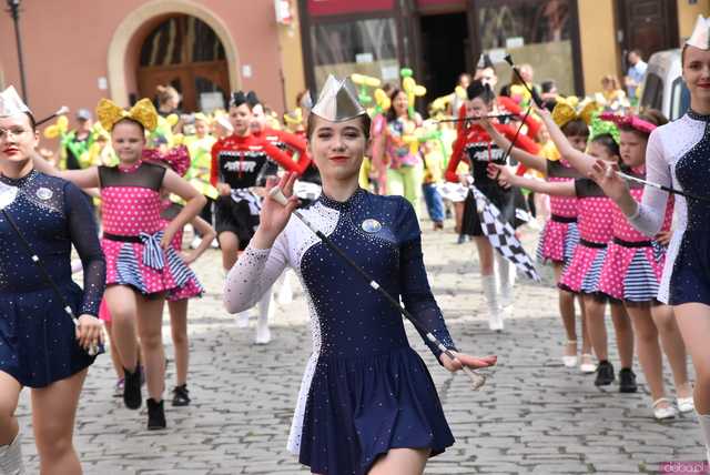 [WIDEO/FOTO] Żółty Marsz Nadziei okrążył świdnicki rynek na zwieńczenie VI edycji Pól Nadziei. Okrągły jubileusz obchodziło TPC Hospicjum