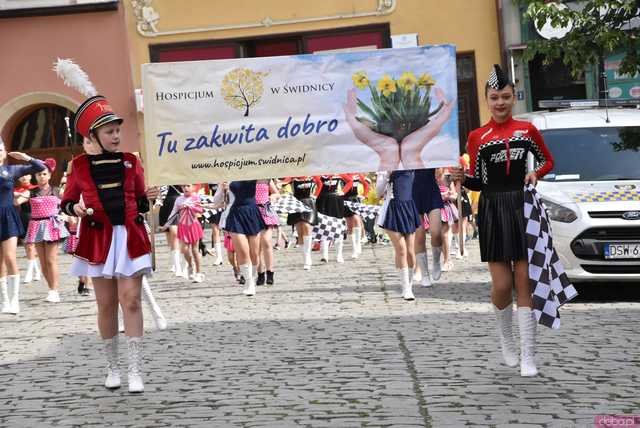 [WIDEO/FOTO] Żółty Marsz Nadziei okrążył świdnicki rynek na zwieńczenie VI edycji Pól Nadziei. Okrągły jubileusz obchodziło TPC Hospicjum