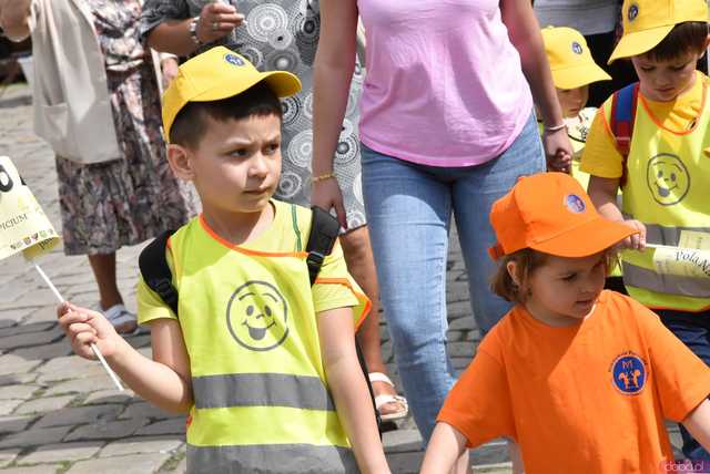 [WIDEO/FOTO] Żółty Marsz Nadziei okrążył świdnicki rynek na zwieńczenie VI edycji Pól Nadziei. Okrągły jubileusz obchodziło TPC Hospicjum
