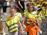 [WIDEO/FOTO] Żółty Marsz Nadziei okrążył świdnicki rynek na zwieńczenie VI edycji Pól Nadziei. Okrągły jubileusz obchodziło TPC Hospicjum