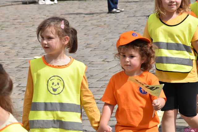 [WIDEO/FOTO] Żółty Marsz Nadziei okrążył świdnicki rynek na zwieńczenie VI edycji Pól Nadziei. Okrągły jubileusz obchodziło TPC Hospicjum