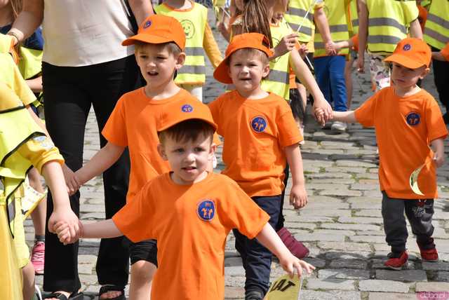 [WIDEO/FOTO] Żółty Marsz Nadziei okrążył świdnicki rynek na zwieńczenie VI edycji Pól Nadziei. Okrągły jubileusz obchodziło TPC Hospicjum