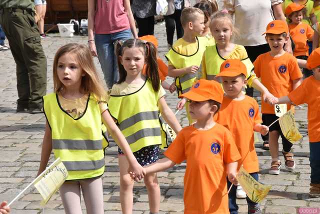 [WIDEO/FOTO] Żółty Marsz Nadziei okrążył świdnicki rynek na zwieńczenie VI edycji Pól Nadziei. Okrągły jubileusz obchodziło TPC Hospicjum