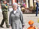 [WIDEO/FOTO] Żółty Marsz Nadziei okrążył świdnicki rynek na zwieńczenie VI edycji Pól Nadziei. Okrągły jubileusz obchodziło TPC Hospicjum