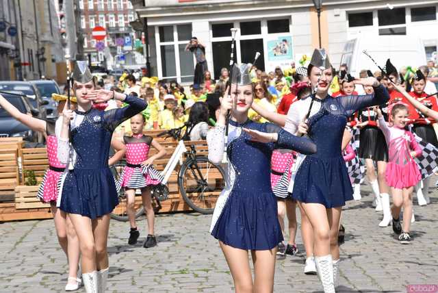 [WIDEO/FOTO] Żółty Marsz Nadziei okrążył świdnicki rynek na zwieńczenie VI edycji Pól Nadziei. Okrągły jubileusz obchodziło TPC Hospicjum
