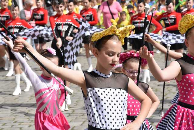 [WIDEO/FOTO] Żółty Marsz Nadziei okrążył świdnicki rynek na zwieńczenie VI edycji Pól Nadziei. Okrągły jubileusz obchodziło TPC Hospicjum