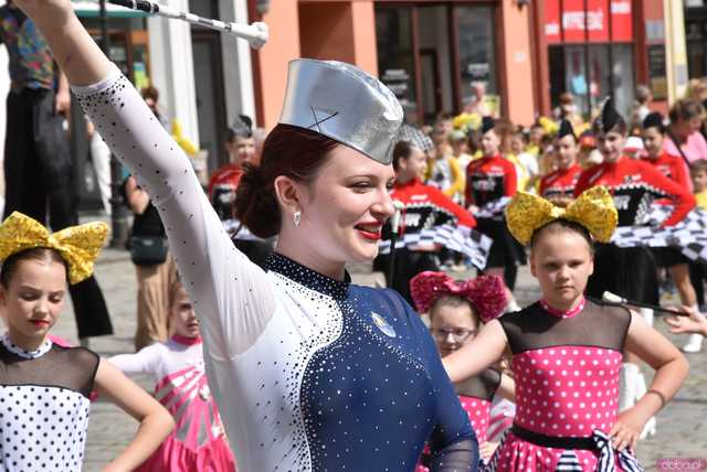 [WIDEO/FOTO] Żółty Marsz Nadziei okrążył świdnicki rynek na zwieńczenie VI edycji Pól Nadziei. Okrągły jubileusz obchodziło TPC Hospicjum