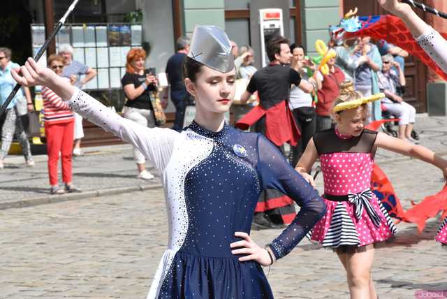 [WIDEO/FOTO] Żółty Marsz Nadziei okrążył świdnicki rynek na zwieńczenie VI edycji Pól Nadziei. Okrągły jubileusz obchodziło TPC Hospicjum
