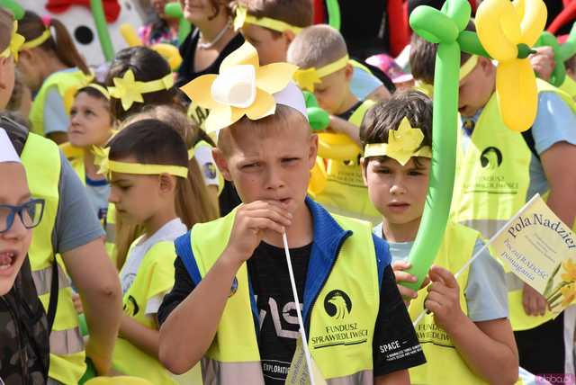 [WIDEO/FOTO] Żółty Marsz Nadziei okrążył świdnicki rynek na zwieńczenie VI edycji Pól Nadziei. Okrągły jubileusz obchodziło TPC Hospicjum
