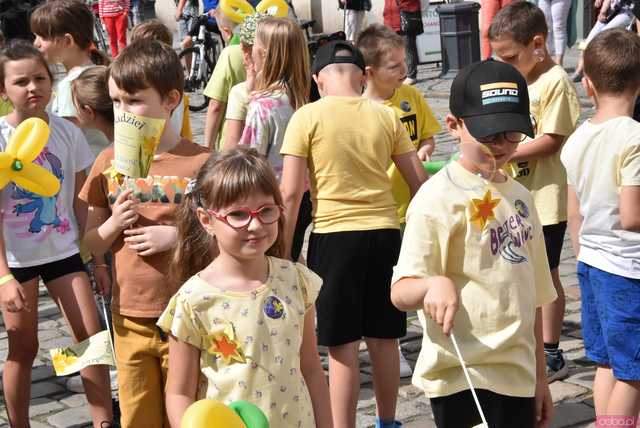 [WIDEO/FOTO] Żółty Marsz Nadziei okrążył świdnicki rynek na zwieńczenie VI edycji Pól Nadziei. Okrągły jubileusz obchodziło TPC Hospicjum