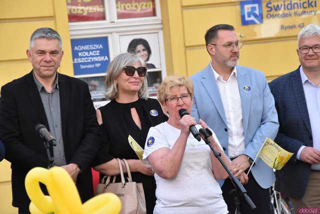 [WIDEO/FOTO] Żółty Marsz Nadziei okrążył świdnicki rynek na zwieńczenie VI edycji Pól Nadziei. Okrągły jubileusz obchodziło TPC Hospicjum