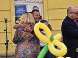 [WIDEO/FOTO] Żółty Marsz Nadziei okrążył świdnicki rynek na zwieńczenie VI edycji Pól Nadziei. Okrągły jubileusz obchodziło TPC Hospicjum