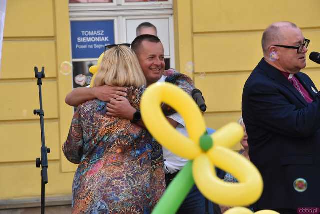 [WIDEO/FOTO] Żółty Marsz Nadziei okrążył świdnicki rynek na zwieńczenie VI edycji Pól Nadziei. Okrągły jubileusz obchodziło TPC Hospicjum