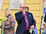 [WIDEO/FOTO] Żółty Marsz Nadziei okrążył świdnicki rynek na zwieńczenie VI edycji Pól Nadziei. Okrągły jubileusz obchodziło TPC Hospicjum