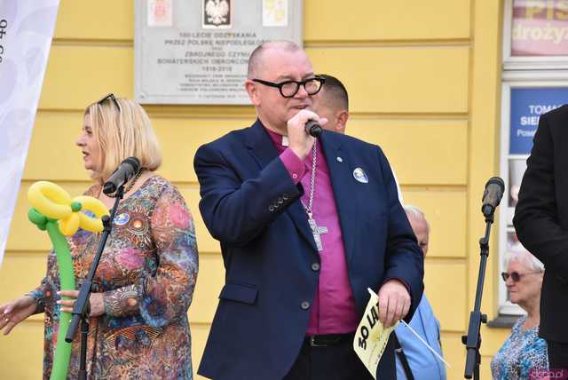 [WIDEO/FOTO] Żółty Marsz Nadziei okrążył świdnicki rynek na zwieńczenie VI edycji Pól Nadziei. Okrągły jubileusz obchodziło TPC Hospicjum