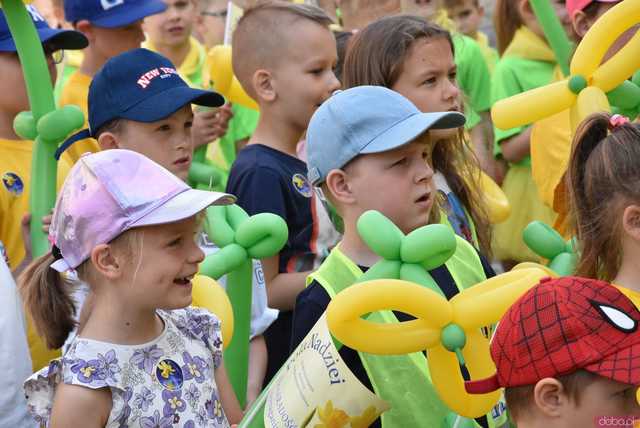 [WIDEO/FOTO] Żółty Marsz Nadziei okrążył świdnicki rynek na zwieńczenie VI edycji Pól Nadziei. Okrągły jubileusz obchodziło TPC Hospicjum