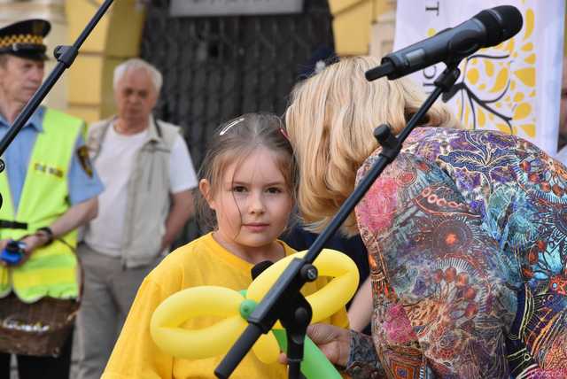 [WIDEO/FOTO] Żółty Marsz Nadziei okrążył świdnicki rynek na zwieńczenie VI edycji Pól Nadziei. Okrągły jubileusz obchodziło TPC Hospicjum